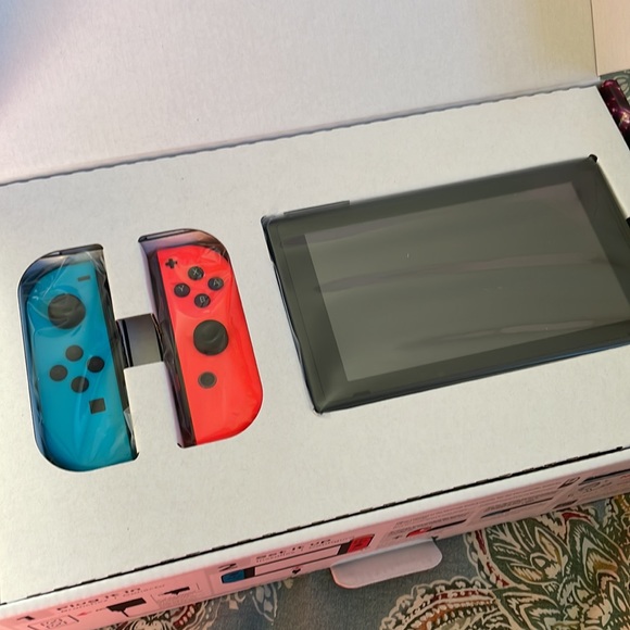 Nintendo Switch V2 Mario Kart 8 Deluxe Bundle - Picture 6 of 11